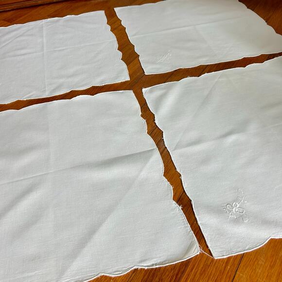 Vintage White Embroidered Cloth Napkins Set of 4 with Scalloped Edges - Picture 8 of 11